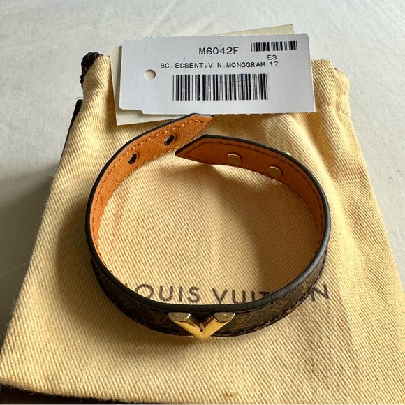 [SOLD] Authentic LOUIS VUITTON ESSENTIAL V BRACELET IN MONOGRAM SIZE 17 - Picture 5 of 12